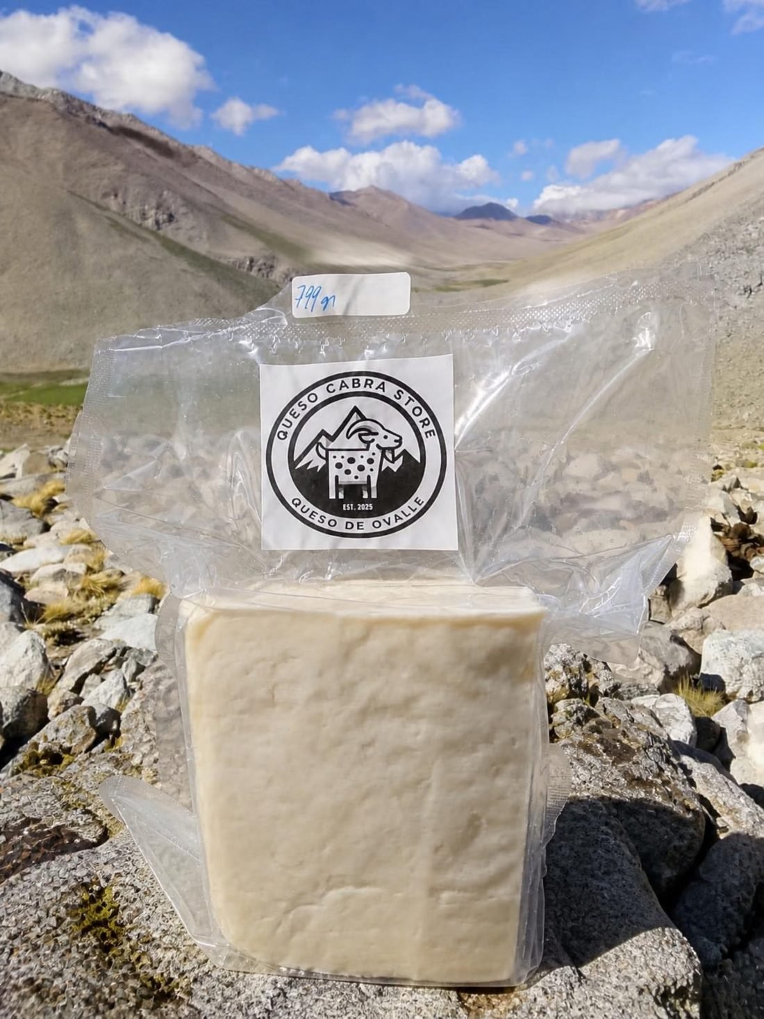 Pieza de queso de cabra artesanal al vacío con su peso anotado a mano